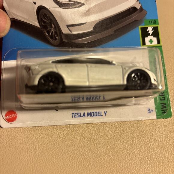 Hot Wheels Tesla Model Y 37/250 White - Picture 2 of 7